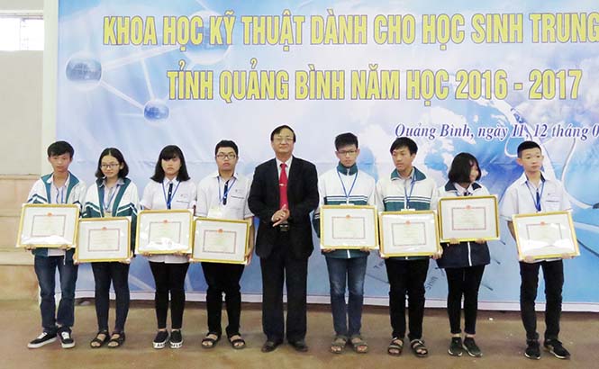  Chủ nhân của 4 dự án được trao giải nhì cuộc thi KHKT dành cho học sinh trung học năm học 2016-2017.