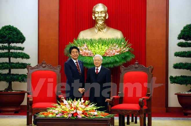 Thủ tướng Nhật Shinzo Abe chào xã giao Tổng Bí thư Nguyễn Phú Trọng. (Ảnh: Lê Minh Sơn/Vietnam+)