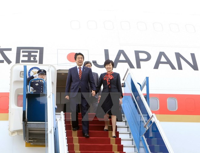 Thủ tướng Nhật Bản Shinzo Abe và Phu nhân hôm đến sân bay Quốc tế Nội Bài bắt đầu chuyến thăm chính thức Việt Nam. (Ảnh: Phạm Kiên/TTXVN)