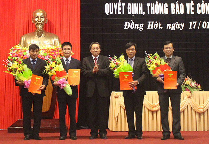 Đồng chí Hoàng Đăng Quang, Ủy viên Trung ương Đảng, Bí thư Tỉnh ủy, Chủ tịch HĐND tỉnh trao quyết định cho các cán bộ được điều động, bổ nhiệm.