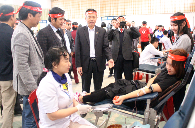 Đồng chí Nguyễn Công Huấn, Ủy viên Ban Thường vụ Tỉnh ủy; Trưởng Ban Dân vận Tỉnh ủy thăm hỏi, động viên ĐVTN tham gia hiến máu.