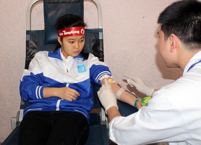 Sinh viên Trường Đại học Quảng Bình hiến máu tại Ngày hội Chủ nhật đỏ
