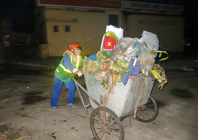 Công nhân môi trường khẩn trương thu gom rác ngày cao điểm.