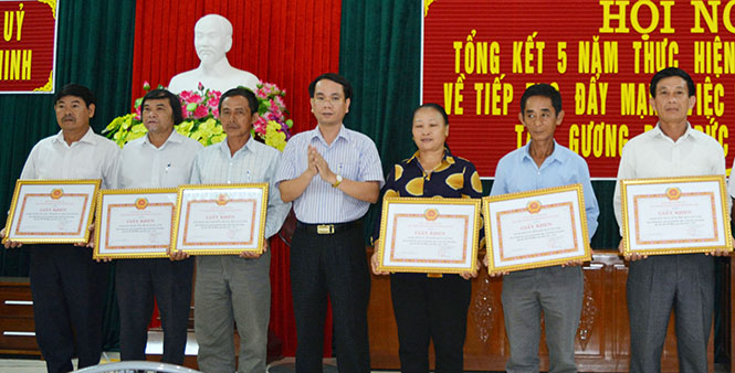Đại diện lãnh đạo Huyện ủy Quảng Ninh tặng giấy khen cho các tập thể có thành tích xuất sắc trong thực hiện việc học tập và làm theo tấm gương đạo đức Bác Hồ.