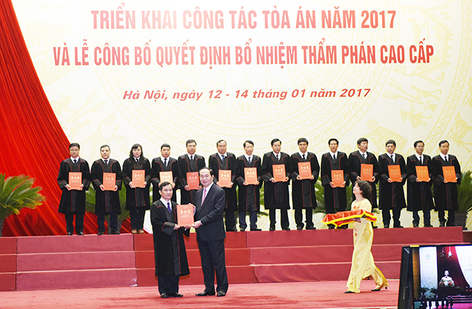  Chủ tịch nước Trần Đại Quang trao Quyết định bổ nhiệm Thẩm phán cao cấp cho đồng chí Nguyễn Thanh Xuân, Tỉnh ủy viên, Bí thư Ban cán sự Đảng, Chánh án TAND tỉnh Quảng Bình.