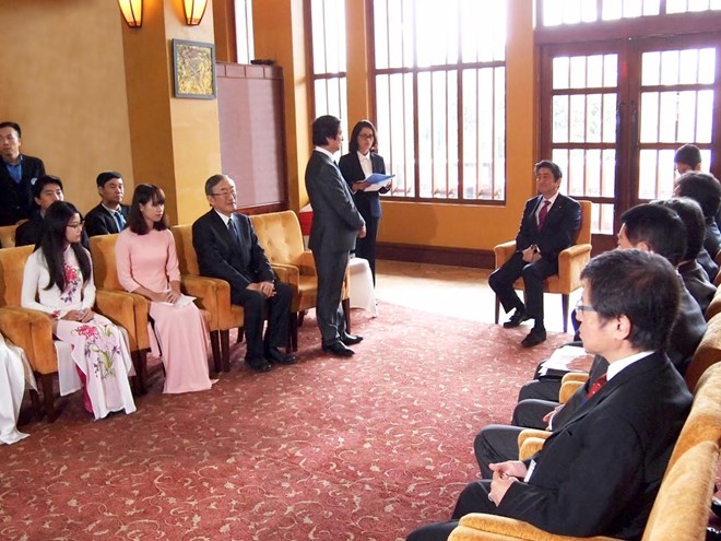 Thủ tướng Nhật Bản Shinzo Abe gặp gỡ lãnh đạo, đại diện hai đại học: Quốc gia Hà Nội và đại học Việt-Nhật. (Nguồn: JICA)