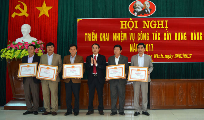 Đồng chí Phan Mạnh Hùng, Tỉnh ủy viên, Bí thư Huyện ủy Quảng Ninh khen tặng các tổ chức cơ sở đảng TSVM tiêu biểu năm 2016.