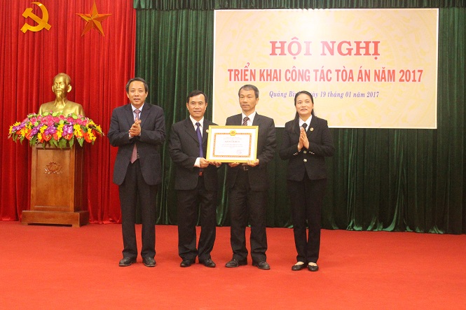 Đồng chí Hoàng Đăng Quang, Ủy viên Trung ương Đảng, Bí thư Tỉnh ủy, Chủ tịch HĐND tỉnh trao Bằng khen của Ban Thường vụ Tỉnh ủy cho tập thể TAND tỉnh