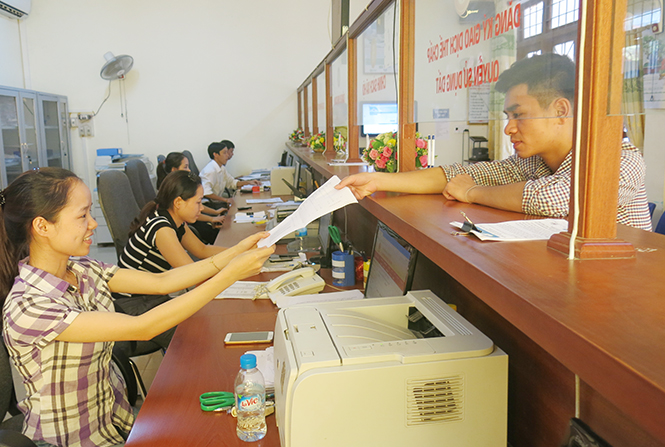 Trung tâm giao dịch một cửa liên thông huyện Tuyên Hóa giải quyết hồ sơ rất tốt, được người dân chấm điểm cao.