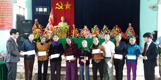Đại diện lãnh đạo Báo Quảng Bình và Vietinbank Quảng Bình trao quà cho các hộ đặc biệt khó khăn tại xã Quảng Minh (thị xã Ba Đồn).