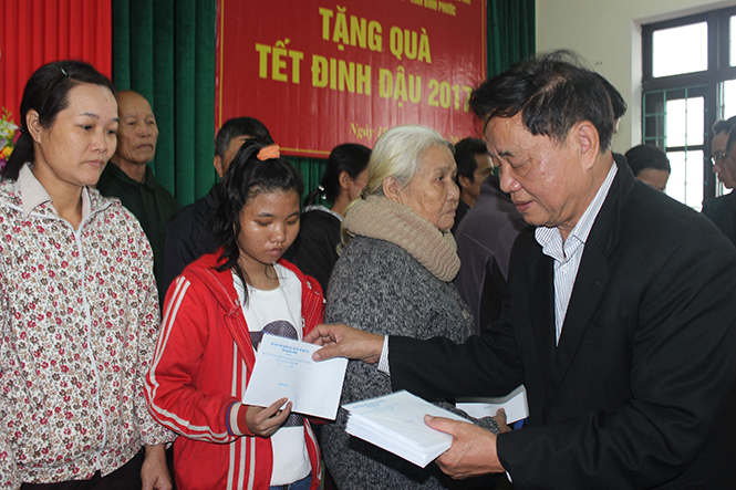 Ông Mai Xuân Thu thay mặt nhà tài trợ tặng quà cho trẻ mồ côi.