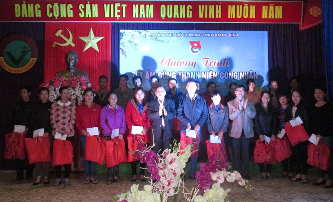 Đại diện Tỉnh đoàn tặng quà Tết cho thanh niên công nhân Công ty TNHH MTV Việt Trung