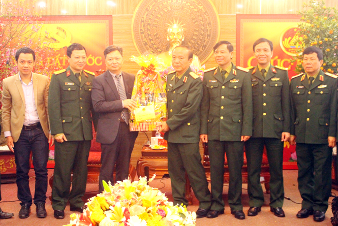 Đồng chí Nguyễn Tiến Hoàng, Tỉnh ủy viên, Phó Chủ tịch UBND tặng quà và chúc Tết Bộ Tư lệnh Quân khu 4.