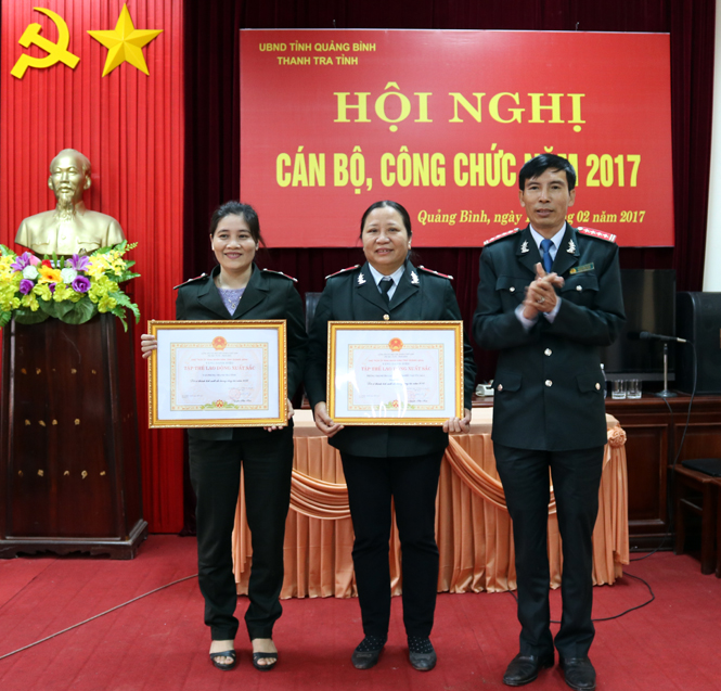 Đại diện lãnh đạo Thanh tra tỉnh trao bằng khen của UBND tỉnh cho các tập thể đạt thành tích xuất sắc trong năm 2016