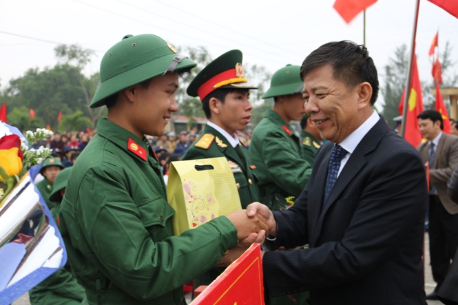 Đồng chí Nguyễn Hữu Hoài, Phó Bí thư Tỉnh ủy, Chủ tịch UBND tỉnh tặng hoa và động viên các tân binh trước lúc lên đường làm nhiệm vụ.