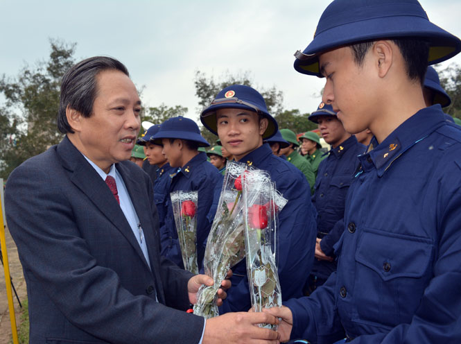 Đồng chí Hoàng Đăng Quang, Ủy viên Trung ương Đảng, Bí thư Tỉnh ủy, Chủ tịch HĐND tỉnh tặng hoa, động viên các tân binh huyện Quảng Ninh trước lúc lên đường làm nhiệm vụ.