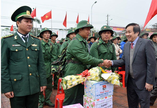  Đồng chí Nguyễn Xuân Quang, UVTV Tỉnh ủy, Phó Chủ tịch Thường trực UBND tỉnh tặng hoa và quà cho đại diện các tân binh