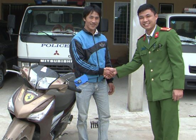 Anh Nguyễn Văn Đăng ở xã Thạch Hóa, huyện Tuyên Hóa vui mừng nhận lại chiếc xe máy bị kẻ gian lấy cắp trong những ngày đầu năm mới.
