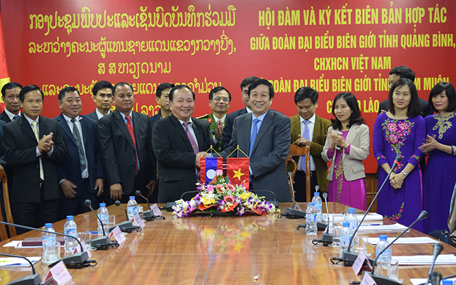 Đoàn đại biểu biên giới tỉnh Quảng Bình và Đoàn đại biểu biên giới tỉnh Khăm Muộn (CHDCND Lào) ký biên bản hợp tác năm 2017.