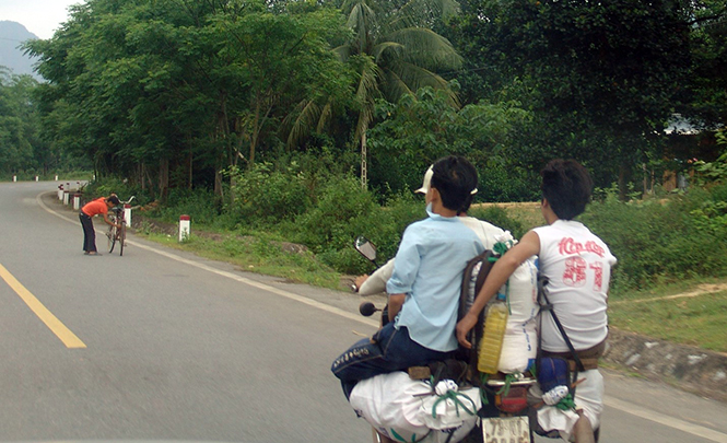 Xe mô tô chở người và hàng cồng kềnh (ảnh chụp trên đường Hồ Chí Minh, đoạn qua Bố Trạch).