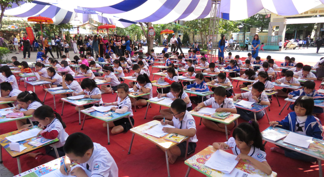 Các em học sinh Trường tiểu học Đồng Phú (TP. Đồng Hới) tham gia phần thi “Trạng nguyên nhỏ tuổi”.
