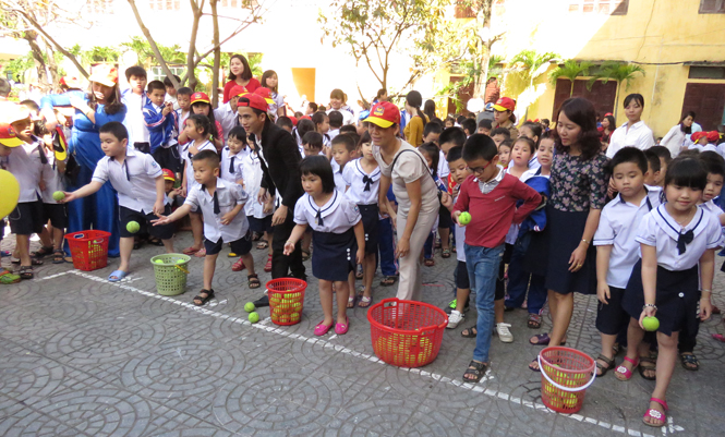 Ném bóng… thu hút đông đảo các em học sinh tham gia và cổ vũ hào hứng.