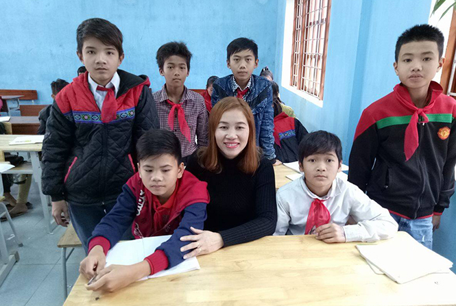  Cô Trương Thị Hải Yến bên cạnh những học sinh mà mình đã từng vận động đến trường.  