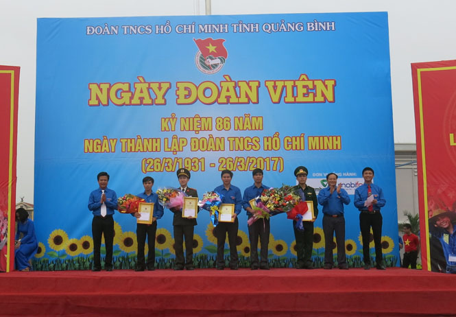 Trao giải cho các tập thể tham gia cuộc thi “Tự hào truyền thống 86 năm Đoàn TNCS Hồ Chí Minh”