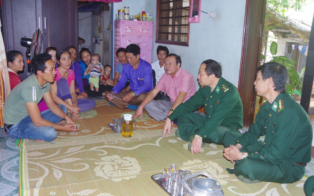 Bộ Chỉ huy BĐBP Quảng Bình thăm hỏi, động viên, tặng quà cho chủ tàu và các ngư dân bị nạn.
