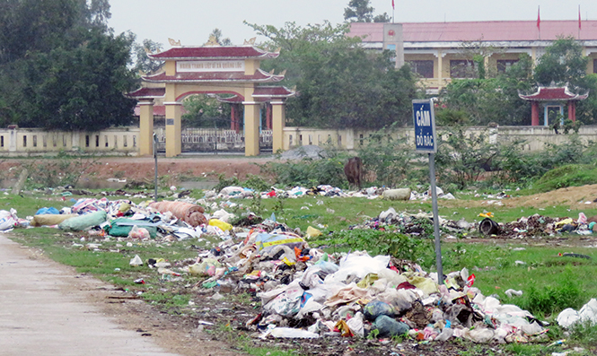 Tại khu trung tâm xã, ngay cạnh chợ và các trường học, trạm y tế... cũng tràn ngập rác thải.