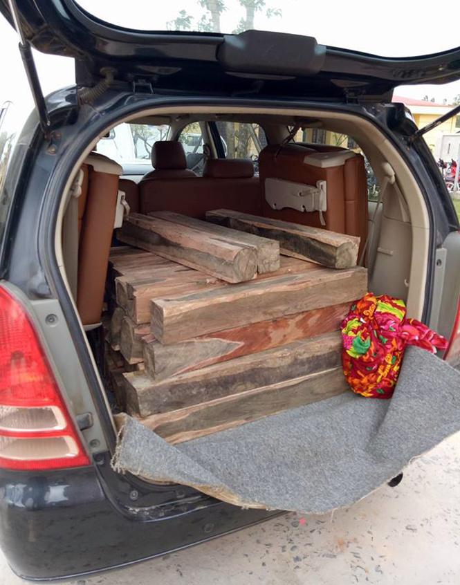Chiếc xế hộp 7 chỗ chở 49 khúc gỗ Hương giáng bị bắt giữ. 