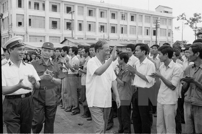 Tổng Bí thư Lê Duẩn thăm nhà máy đóng tàu Ba Son, Thành phố Hồ Chí Minh, ngày 19-3-1980. (Ảnh: Tư liệu TTXVN)