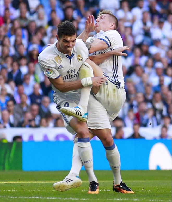  Pepe dính chấn thương sau pha va chạm với Kroos. (Nguồn: Getty Images)