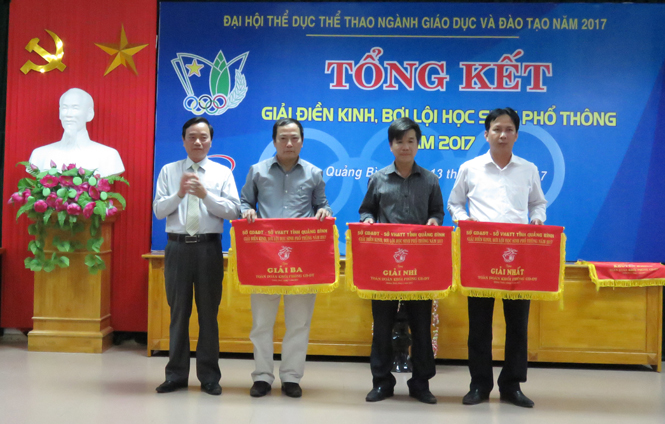 Đồng chí Đinh Quý Nhân, Tỉnh ủy viên, Giám đốc Sở Giáo dục - Đào tạo, Trưởng Ban tổ chức trao giải toàn đoàn khối phòng GD - ĐT cho Phòng GD - ĐT Lệ Thủy, Đồng Hới và Quảng Ninh.