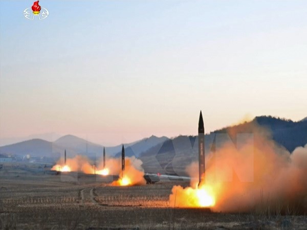 Bốn tên lửa đạn đạo của Triều Tiên được phóng thử trong cuộc diễn tập quân sự của các đơn vị pháo binh Hwasong. (Nguồn: YONHAP/TTXVN)