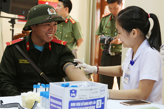 Đoàn viên, thanh niên Công an tỉnh tích cực tham gia hiến máu nhân đạo. Ảnh: Quang Văn