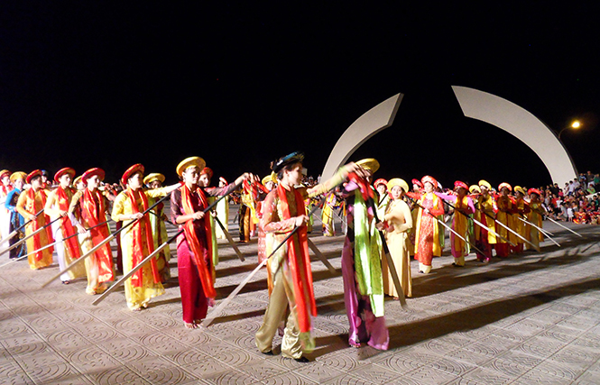 Lễ hội truyền thống múa bông chèo cạn của người Đồng Hới.