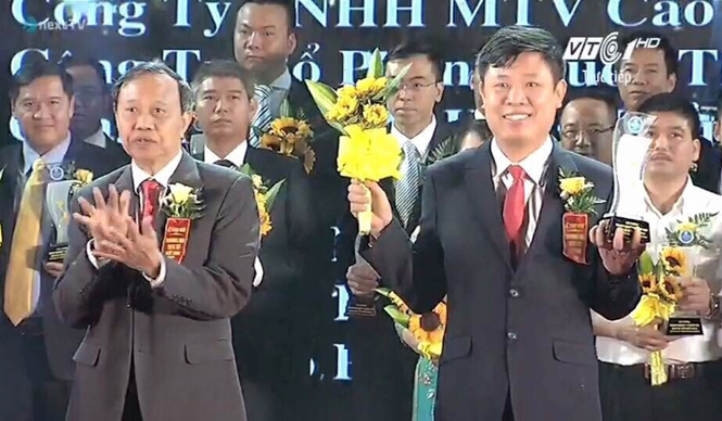 Đại diện lãnh đạo Bộ Công thương trao giải cho Công ty TNHH Diến Hồng.