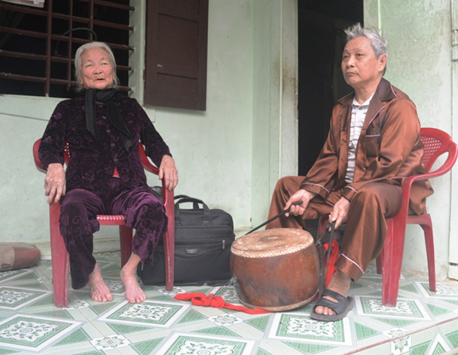 Cụ Phạm Thị Tơn và ông Nguyễn Duy Sung là một trong số ít người còn lại của Phú Trạch biết đến tuồng cổ.