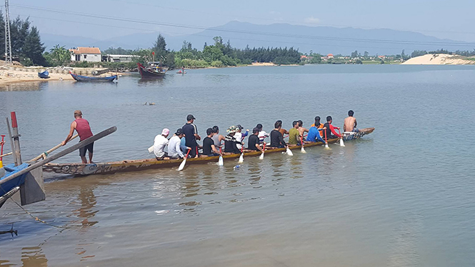 Các đội tích cực tập luyện chuẩn bị cho lễ hội đua thuyền truyền thống trên sông Son.