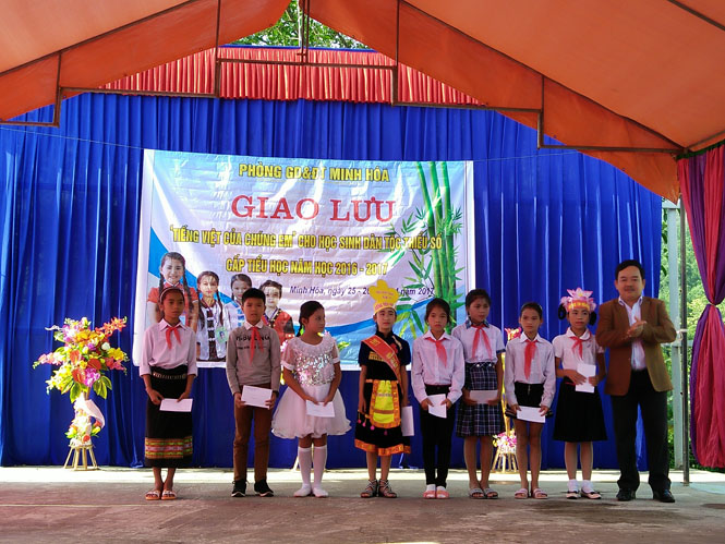Lãnh đạo Phòng Dân tộc huyện Minh Hóa tặng quà cho cá em học sinh tại buổi giao lưu