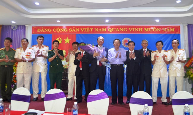 ​Đồng chí Hoàng Đăng Quang, Ủy viên Trung ương Đảng, Bí thư Tỉnh ủy, Chủ tịch HĐND tỉnh tặng hoa chúc mừng các đồng chí trong BCH Hội hữu nghị Việt Nam – Campuchia tỉnh