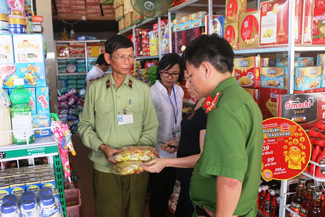 Đoàn liên ngành kiểm tra chất lượng sản phẩm tại các cở sở kinh doanh hàng hóa trên địa bàn huyện Lệ Thủy.