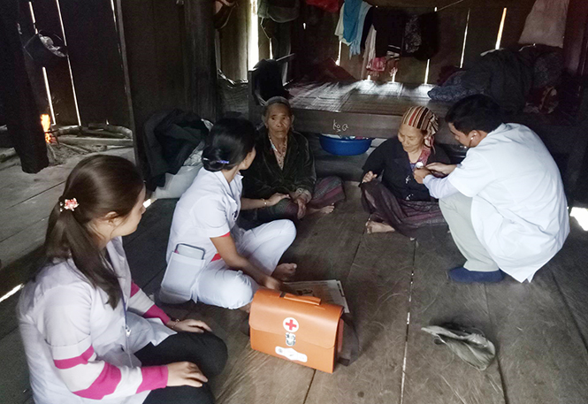 Tuyên truyền, tư vấn sức khỏe cho người dân tại hộ gia đình là một trong những hoạt động được Trạm y tế xã Lâm Thủy đặc biệt quan tâm.