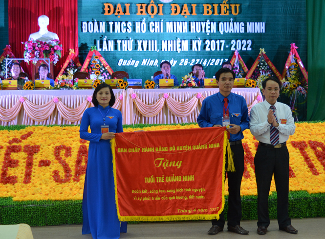 Lãnh đạo huyện Quảng Ninh trao tặng đại hội bức trướng 