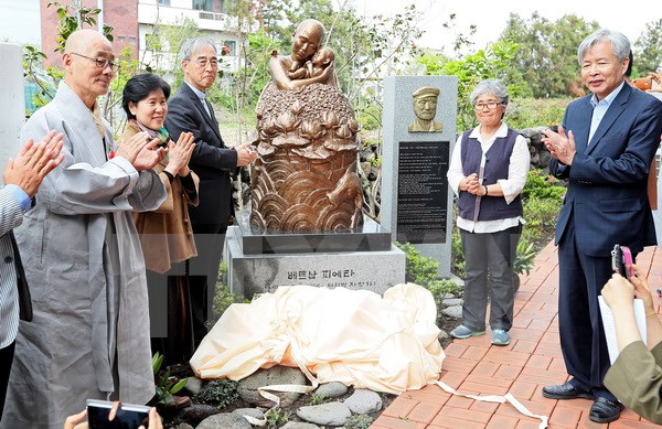 Lễ khánh thành bức tượng đồng 'Xin lỗi Việt Nam' (Pieta Việt Nam) tại Trung tâm Hòa bình St. Francis trên đảo Jeju của Hàn Quốc. (Nguồn: Yonhap/TTXVN)