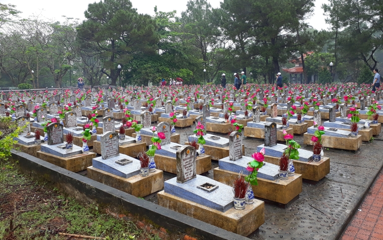  Viếng nghĩa trang liệt sĩ Trường Sơn