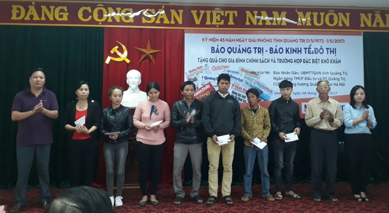 Đại diện lãnh đạo Báo Quảng Bình và Báo Quảng Ninh trao quà chương trình 