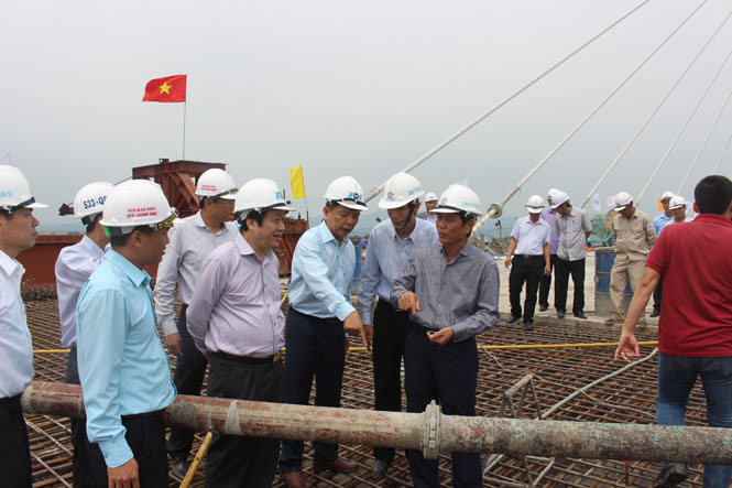 Đồng chí Nguyễn Hữu Hoài, Phó Bí thư Tỉnh ủy, Chủ tịch UBND tỉnh kiểm tra ống dẫn bê tông hợp long cầu Nhật Lệ 2.