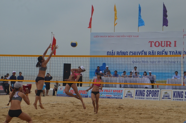 Một trong những hoạt động thu hút khách du lịch đến Quảng Bình là Giải bóng chuyền bãi biển toàn quốc được tổ chức tại bãi biển Nhật Lệ